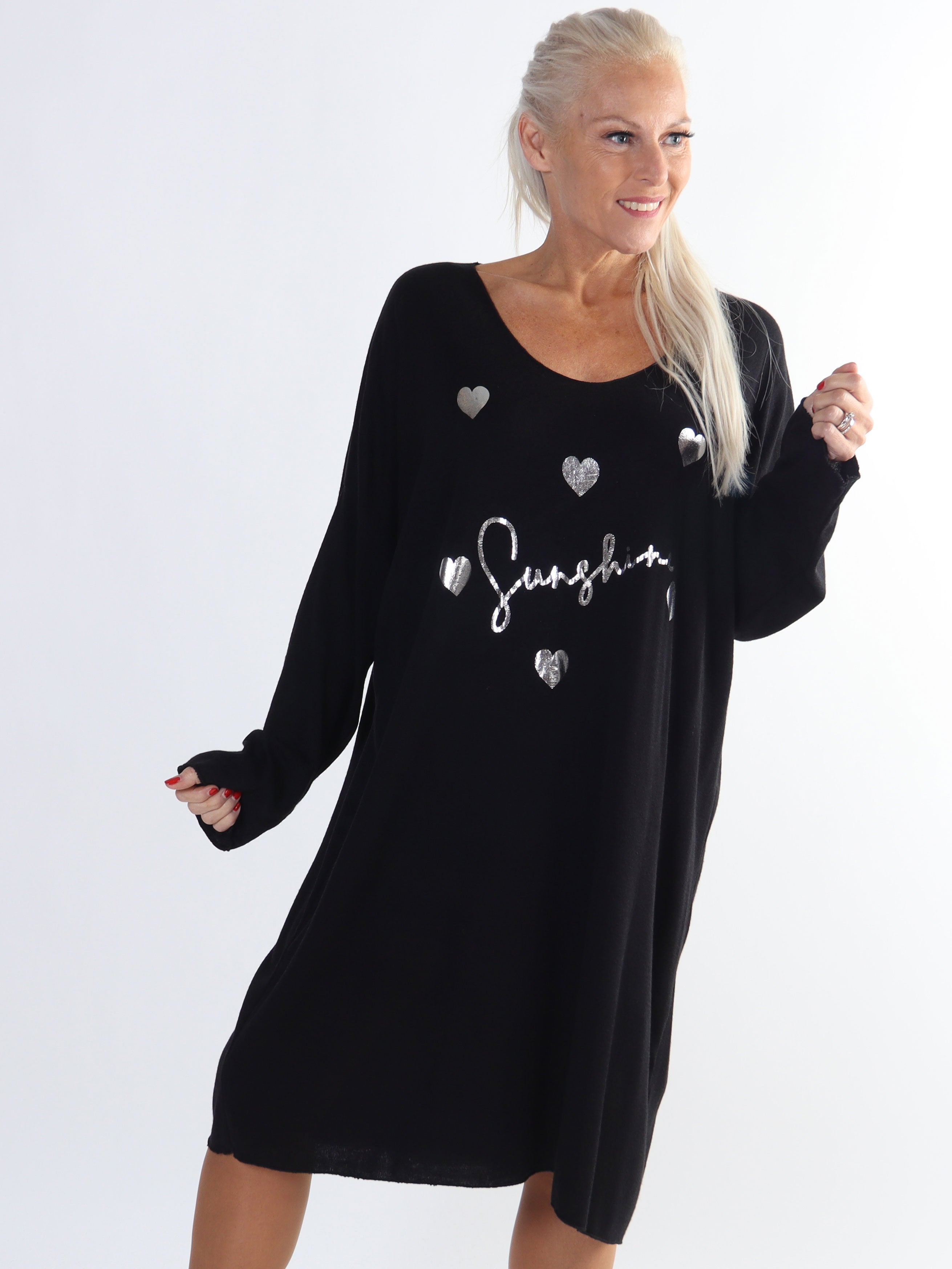 Lucia - Plus size klänning i viskos med tryck av silverhjärtan och text